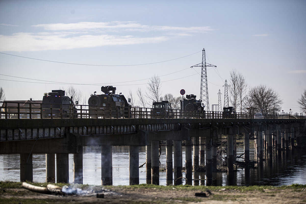 Özel harekat polisleri, Yunanistan güvenlik güçlerinin sınır hattında sığınmacılara uyguladığı kötü muameleye karşı tedbirlerin artırılması, geri itmelerin önlenmesi ve sınır hattında güvenliği sağlamak amacıyla görev yapıyor.