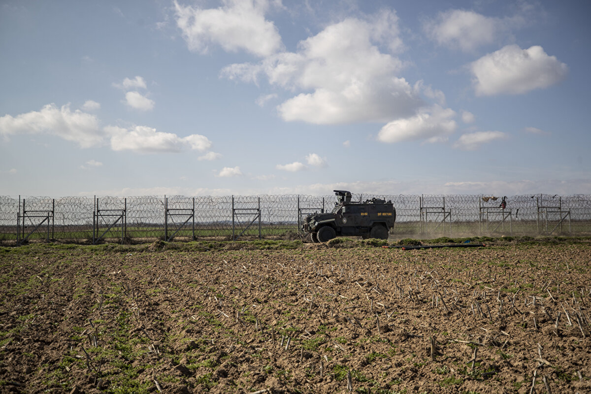 Sınır hattında dün incelemelerde bulunan İçişleri Bakanı Süleyman Soylu, Geri itmeleri engellemek amacıyla tam donanımlı bin özel harekat polisini sabah itibarıyla intikal ettirdik ve zodyak botlarıyla beraber artık orada insanlara kötü muamele edenlere fırsat tanınmayacak" açıklamasında bulunmuştu.