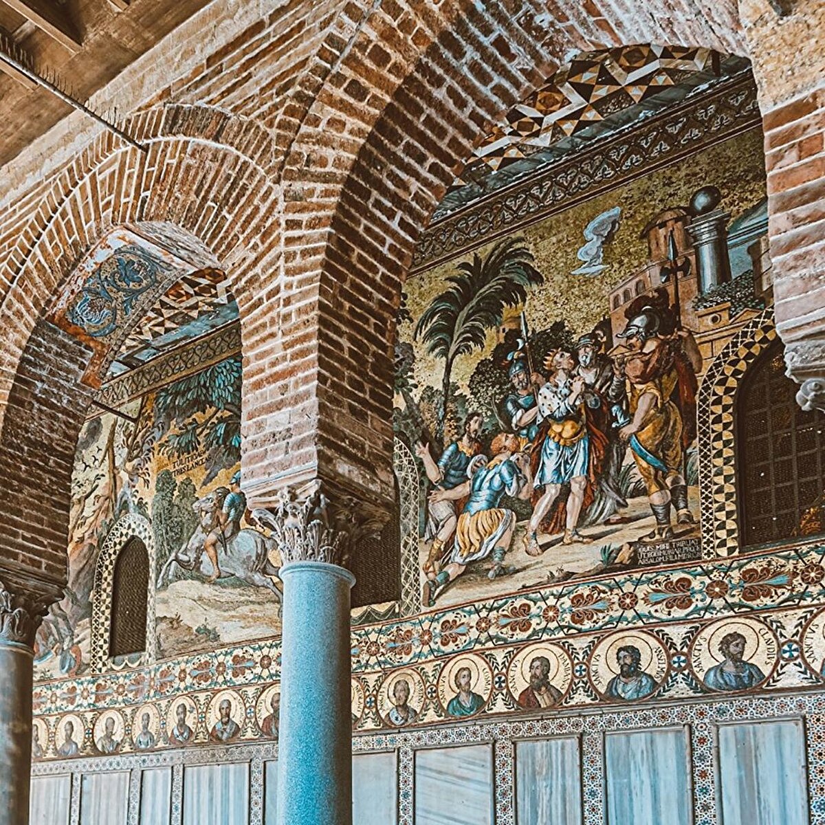 Çizmenin ucunda buruşturulup atılmış kağıt bir top gibi duran Sicilya Adası, özel bir gezi destinasyonunda değerlendirilmeli. Çünkü Sicilya'yı Floransa, Venedik ya da Kuzeydoğu İtalya şehirleriyle birlikte gezmeye ne zaman ne de imkân yetmeyebilir.