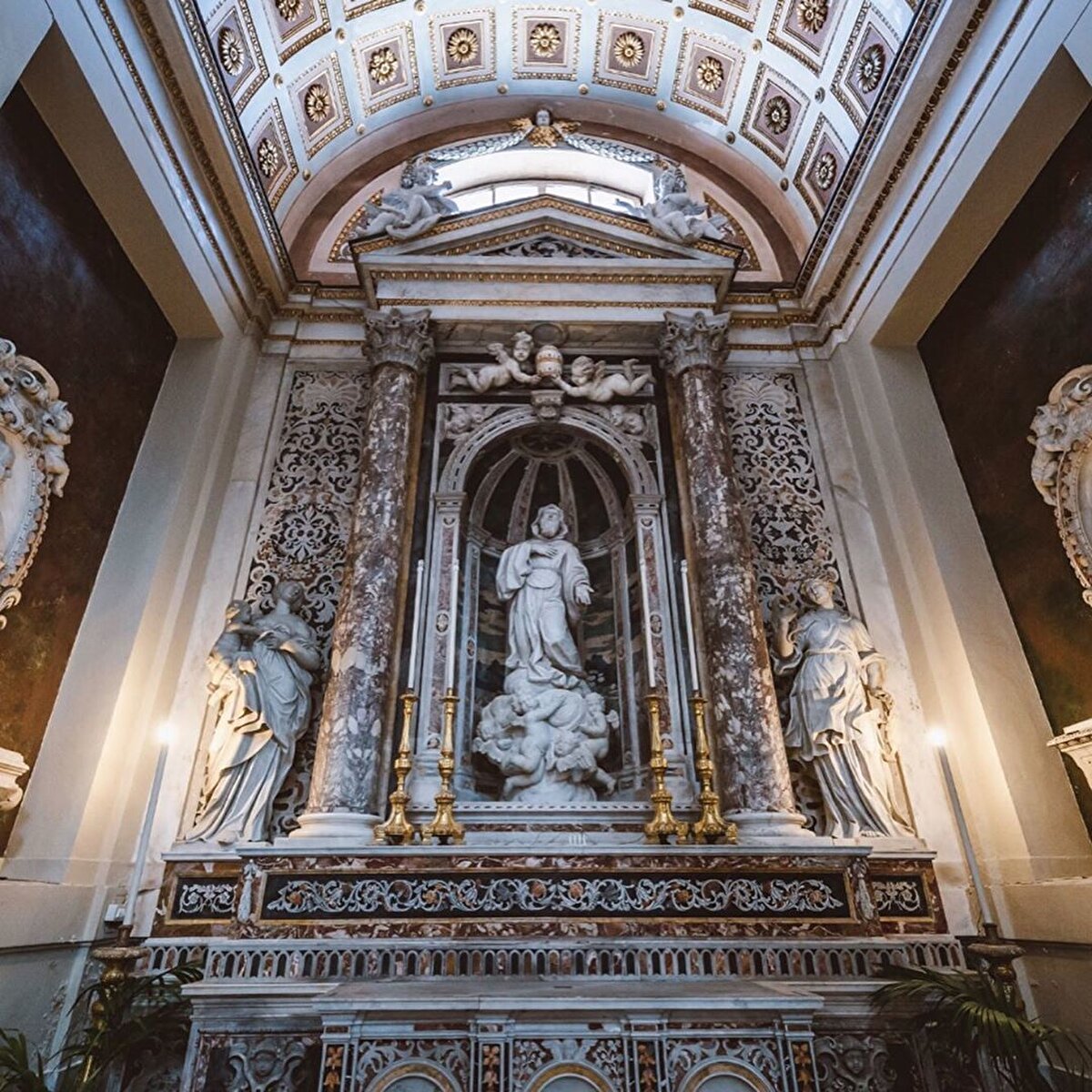 Eğer bu güzel ülkeyi güneye doğru inerek geziyorsan ve Reggio di Calabria'ya kadar uzanmışsan, Sicilya Adası ile aranda yaklaşık üç buçuk kilometre kalmıştır. Geçmen gereken Messina Boğazı ise sadece 3.3 km genişliğindedir. 