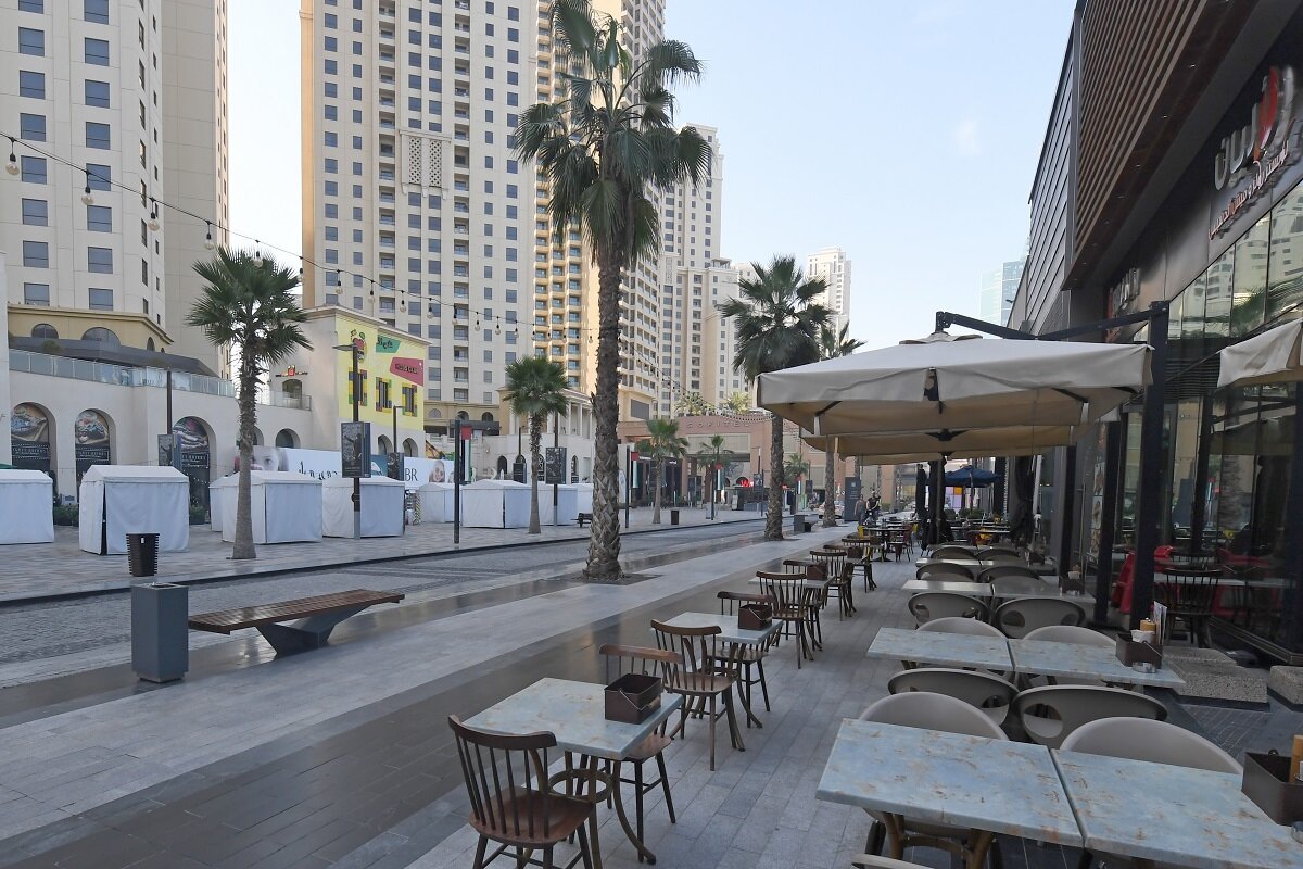 Dubai’de lüks otellerin bulunduğu sahil şeridindeki boş restoranlar. 