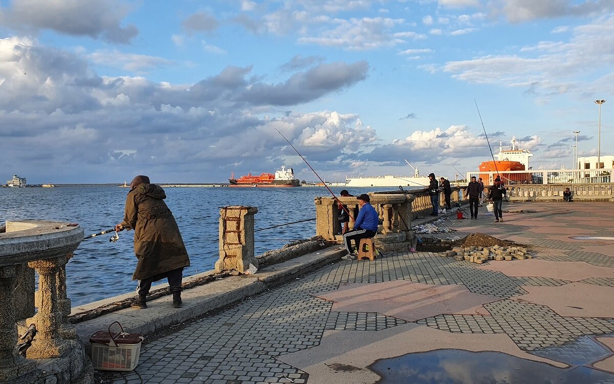 Libya’da Trablus limanın dışında balık tutan insanlar... Birçok temel kamu hizmetinin yerine getirilemediği, savaşın parçaladığı ülkede salgının boyutu hâlâ bilinmiyor.  