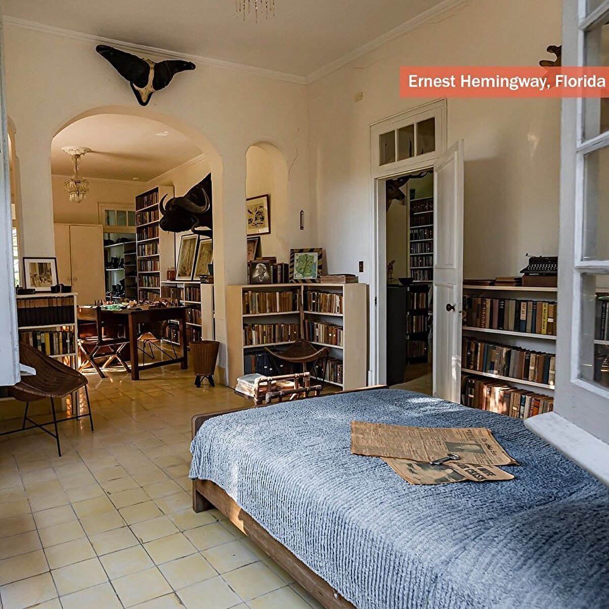 📍Ernest Hemingway, Florida: Ernest Hemingway’in eşi Pauline ve iki oğlu Patrick ve Gregory ile birlikte 1931-1940 arasında yaşadığı Florida’da bulunan evi, 1964 yılında müze haline getirilmiş. Nobel ve Pulitzer Ödüllü yazar, birçok eserini bu evin ikinci katındaki çalışma odasında kaleme alıyor. Müze yetkilileri, Hemingway’in evde sadece dokuz yıl yaşadığını, ancak eserlerinin yüzde 70’ini burada ürettiğini belirtiyor.
