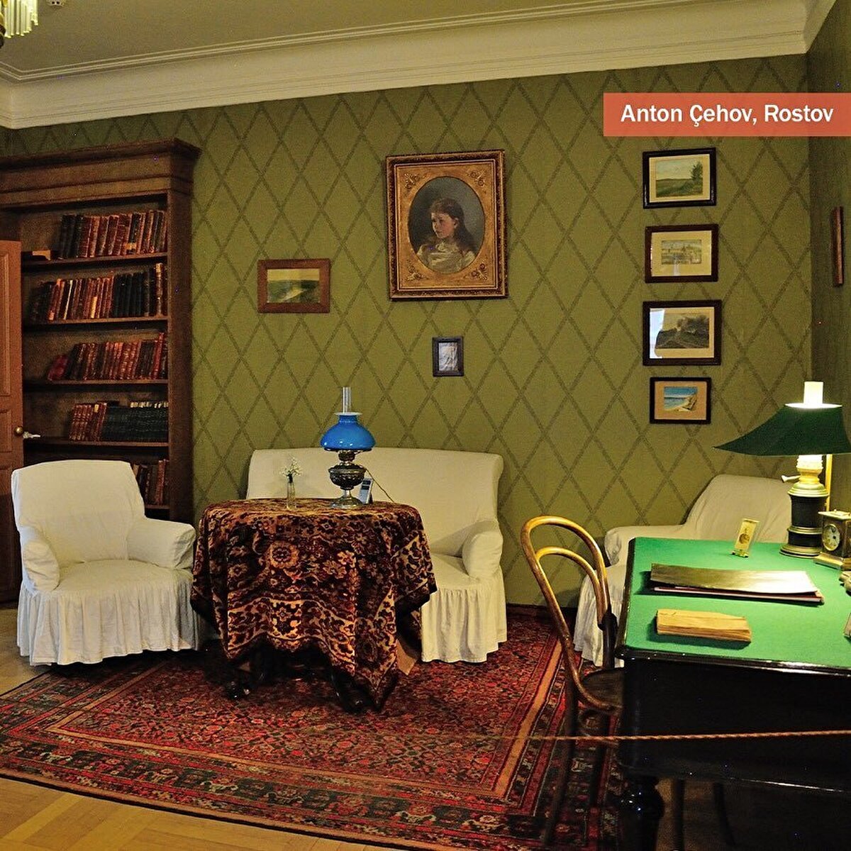 📍Anton Çehov, Rostov: Öyküleri ve oyunlarıyla kendinden sonra gelenlerin üstadı ve ikonu haline gelen Çehov, büyük değişimin içindeki Rusya’yı öyle derinlemesine incelemiştir ki, Rusya’yı sadece Çehov bilerek yeniden kurmanın mümkün olduğunu söyleme cüreti gösterenler bile olmuştur. Çehov’un Moskova Üniversitesi’ne tıp eğitimi için gitmeden önce ailesiyle birlikte yaşadığı Taganrog’taki mütevazı ev, bugün bir müze. Rusya’yı tanımaya oradan başlamak fena fikir değil!⠀