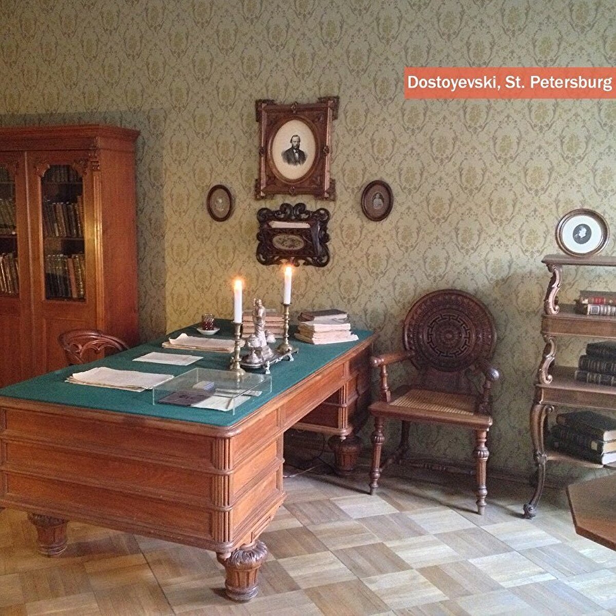 📍Dostoyevski, St. Petersburg: Biz, Dostoyevski’yi tanımlamaya kalkmayalım; ama Cemal Süreya’nın söylediğini söyleyelim: “13 yaşımda Dostoyevski okudum ve o gün bugündür huzurum yok.” St. Petersburg’ta 52 Kuzneçniy Pereulok bilinen adreste Dostoyevski’nin kendi el yazması notları, kalemi ve çay bardağı gibi birçok özel eşyası görülebilir.⠀⠀