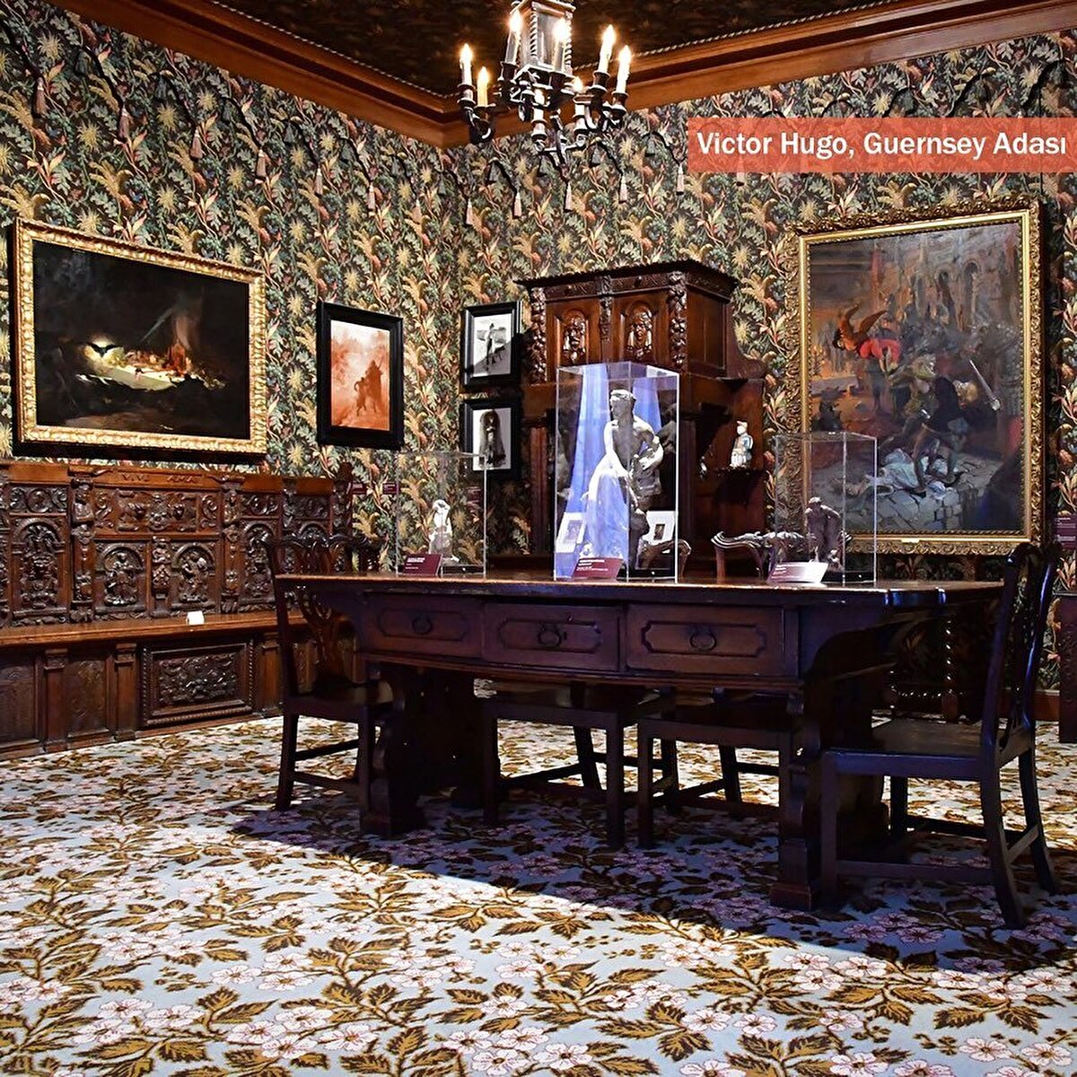 📍Victor Hugo, Guernsey Adası: 1851’deki hükümet darbesinden sonra Paris’ten sürgün edilen Victor Hugo önce Belçika’ya, oradan da Manş Denizi’ndeki Guernsey Adası’na gelir. 1856’da Hauteville House’a yerleşir. Saint Peter Limanı’nı tepeden gören bu evde, Sefiller, Deniz İşçileri gibi başyapıtlarını yazar. 1927’de ev Hugo’nun torunları tarafından müzeye dönüştürülür.⠀
