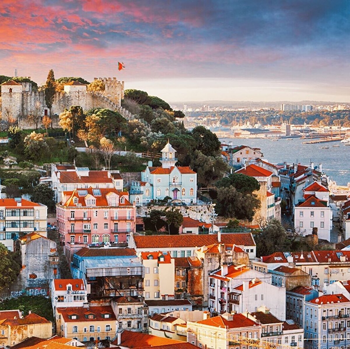 🌇 Baixa-Chiado, Alfama ve Bairro Alto! Eski şehrin birbirine yakın bu semtlerini gezerken hiçbir sokağı ihmal etmemek gerekiyor. Lizbon'un dar sokaklarını süsleyen tarihi evleri, ilginç mekanları, pembe sokak zeminiyle bizim Karaköy'ü andırıyor. Restoran ve kafeler, fadodan rock'a farklı müzik tarzlarıyla hareketlenen eğlence yerleri, gözalıcı mağazalar, tarihi yapılar, harika meydanlar ve bu meydanları saran binalar… Kısacası Lizbon'un ruhu bu üçgende gizli belki de!