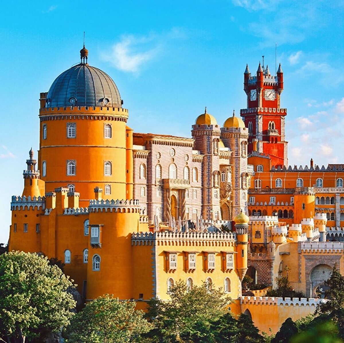 ✨Dik yokuşları, dar sokaklarda soluklanabileceğin seyir terasları, sarı ve kırmızı tramvaylar, eski şehrin kesişen sokaklarındaki sürpriz küçük meydanlar, Endülüs, Fenike ve Roma uygarlıklarının kültürel miraslarıyla bezeli şehri gezmek için en az beş gün gerekli.