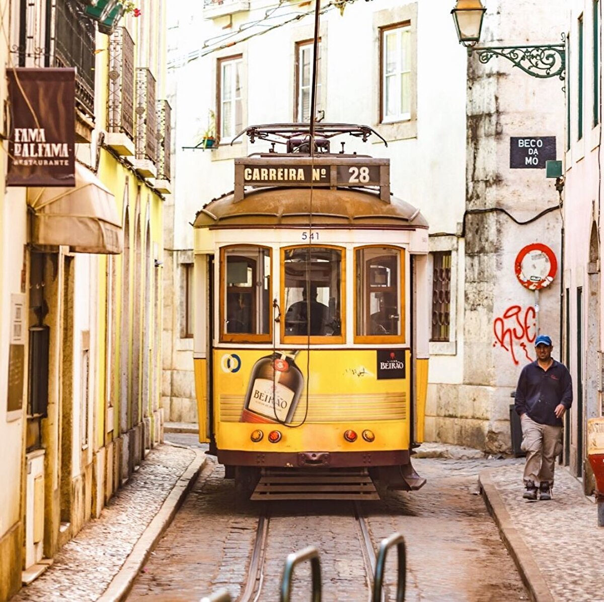 🚃 Lizbon bir tramvay şehri. Şehirde metro var ancak turistik gezinizin olmazsa olmazı, sarı tramvayla yapılacak bir şehir turu, hem vakit hem de parasal olarak kısıtlı imkânlara sahip olanlar için son derece keyifli bir çözüm. Lizbon'un en pitoresk füniküleri olarak kabul edilen Elevador da Bica adlı tarihi füniküler, sizi Bairro Alto'dan diğer bir bölge olan Bica'ya götürür. 1892'de inşa edilen fünikülerin kendisi de fotoğraflanmaya değer.