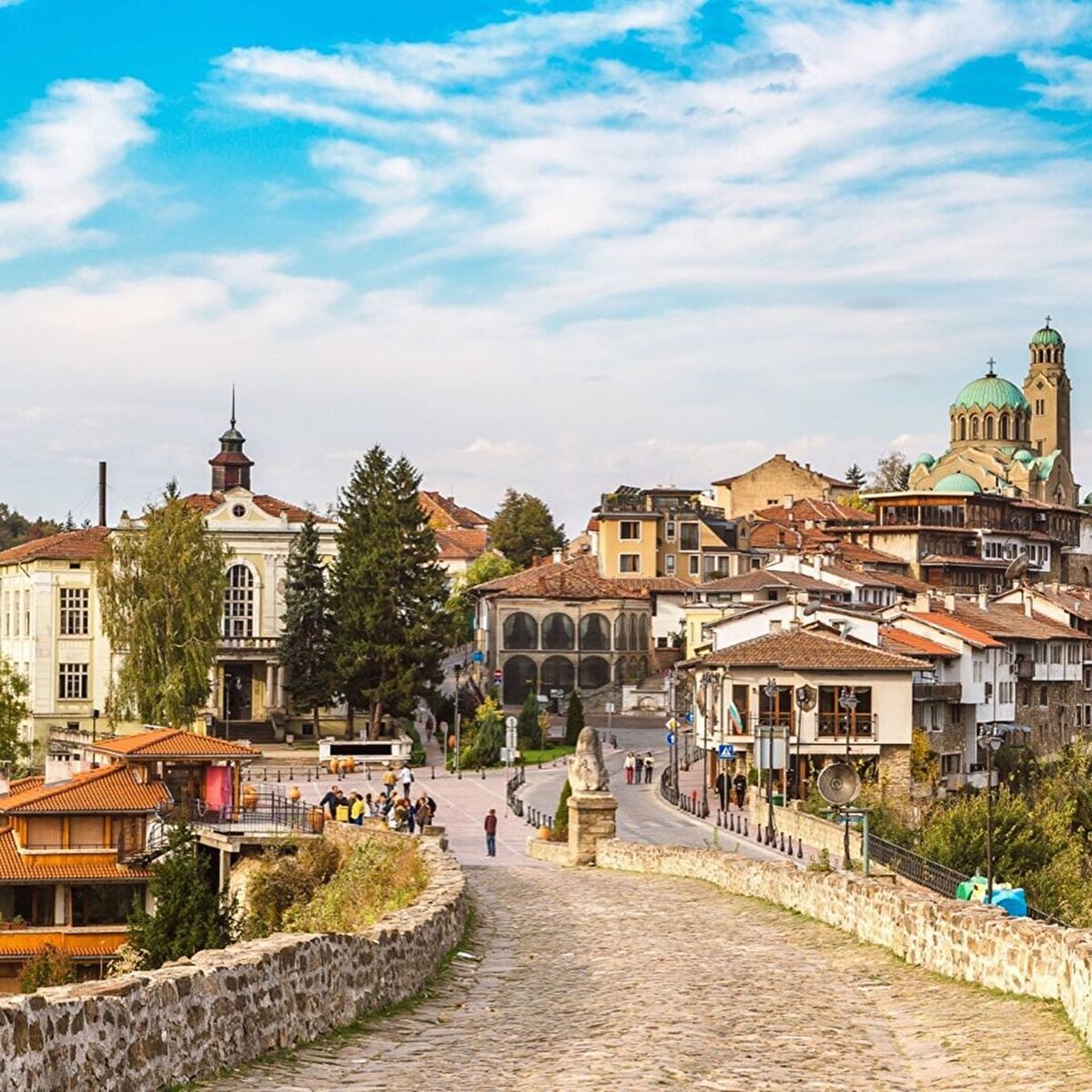 📍Eski Çarşı: Osmanlı izlerini taşıyan eski çarşı, Türkiye'nin herhangi bir şehrindeki arastalar gibi. Bakırcısıyla, kalaycısıyla el emeği ürünler imal eden zanaatkarların çoğu Türk. ⠀