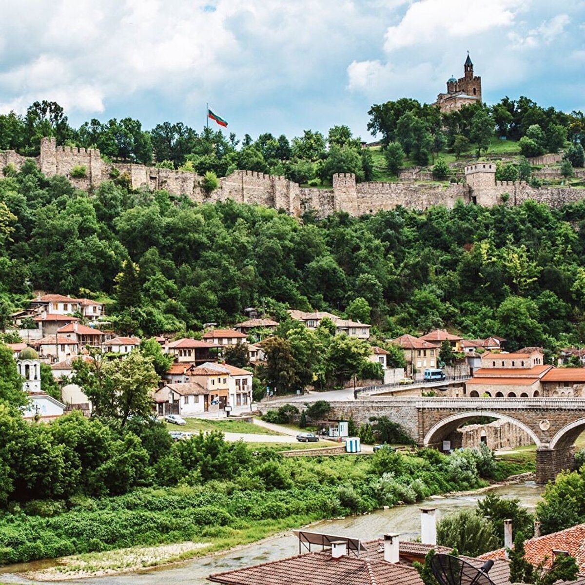📍Gurko Sokağı: Osmanlı mimarisinin 18. ve 19. yüzyılını yansıtan tarihi yapıları, bizdeki Safranbolu evlerini andırıyor. ⠀