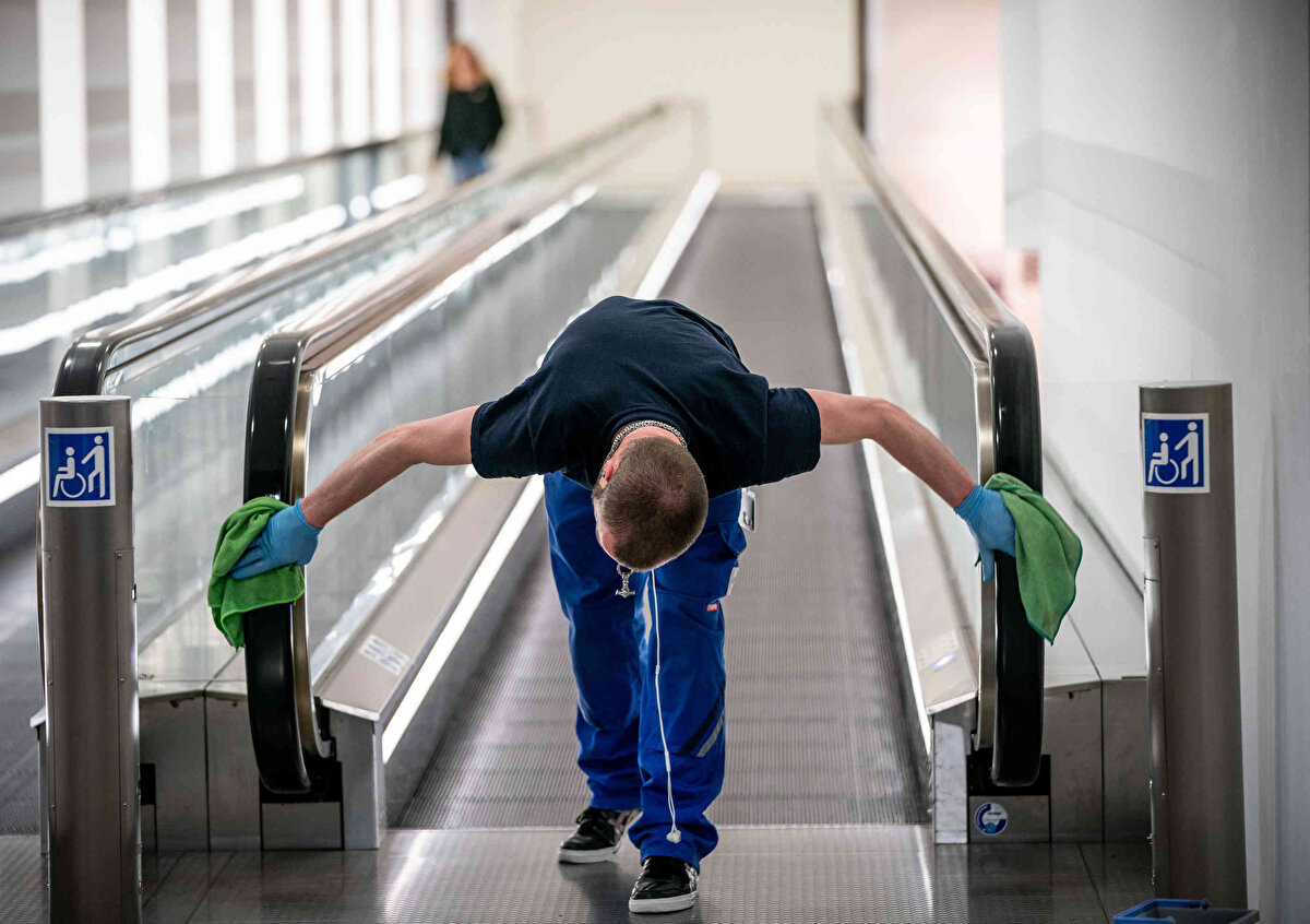 Berlin-Bir işçi, 25 Mart'ta Federal Meclis'te bir yaya bandını temizliyor.  