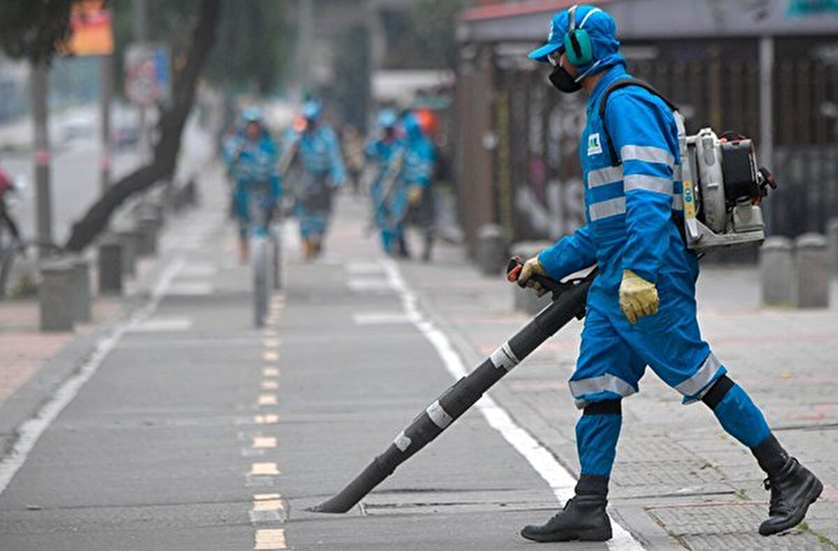 Bogota- Bir işçi, 23 Mart'ta Bogota sokaklarını temizliyor.  