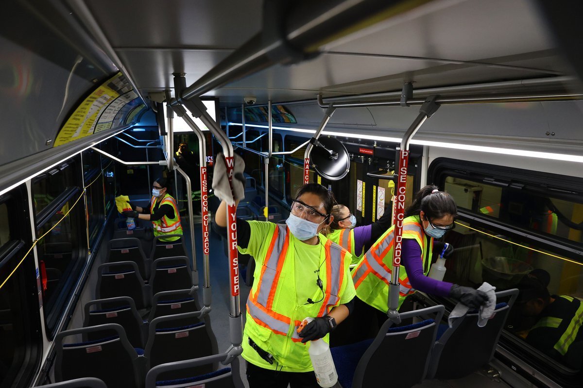 Rockville, Maryland- Personel ve müteahhitler 20 Mart'ta Maryland, halk otobüslerini temizlemek ve dezenfekte etmek için gece boyunca çalışıyorlar.