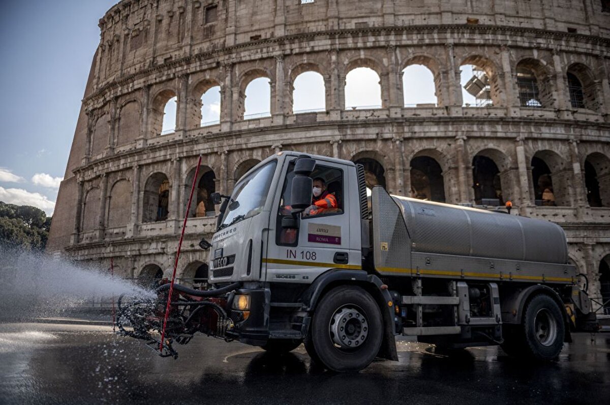 Roma, İtalya- Bir işçi, 24 Mart'ta Roma'daki Colosseum'u sterilize etmek için temizleme sıvısı püskürten bir tanker kullanıyor.  
