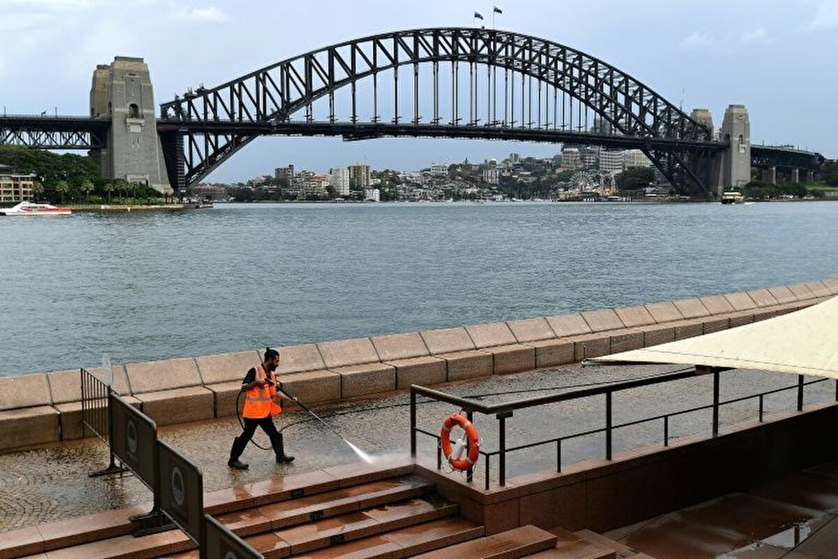 Sidney- 25 Mart'ta bir işçi Circular Quay'deki oturma alanını yıkar.  