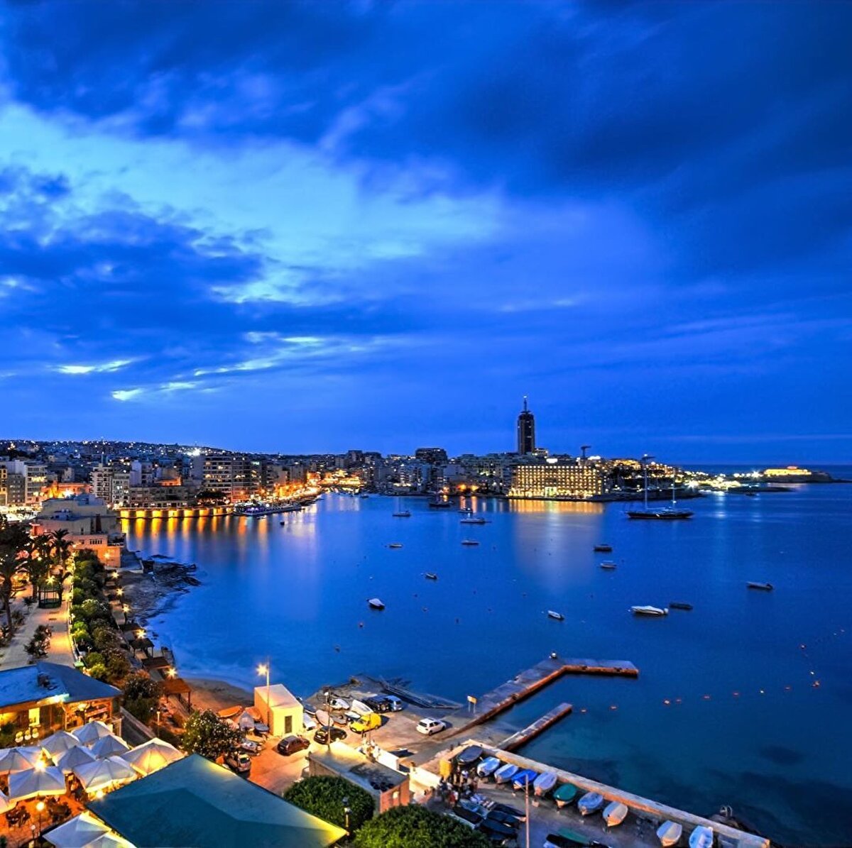 📍Şövalyelerin Şehri: Valetta Surlarla çevrili şehir, Unesco Dünya Kültür Mirası listesinde yer alıyor. Şehir oldukça engebeli, inişli çıkışlı, bu da fotoğraf sevenler için çok güzel manzaralar oluşturuyor. Valetta’nın belli sokakları mutlaka görülmesi gereken sokaklar; Old Bakery, St.Lucia, Strait, Republic, Merkanti. Valetta’da mutlaka görmen gereken aktivitelerden biri de her gün saat 12:00 ve 16:00’da şehir surlarında yapılan top atma töreni. Upper Barakka Gardens’dan bu gösteriyi izleyebilirsin. ⠀