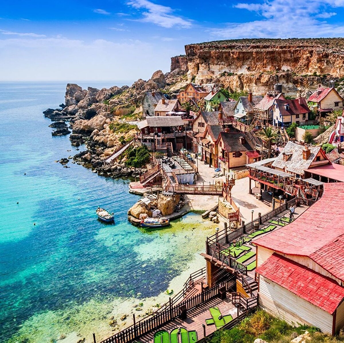 📍Ticaret Merkezi: Rabat Mdina surlarından dışarıya çıktığında artık Rabat şehrindesin. Rabat önemli bir Roma şehri imiş, bu bölgede yer alan antik eserler de Romalılara ait. Malta’da görmeye doyulamayan mavi, yeşil, kırmızı cumbalı sarı Malta taşından evlerin güzel örnekleri Rabat sokaklarını süslüyor.