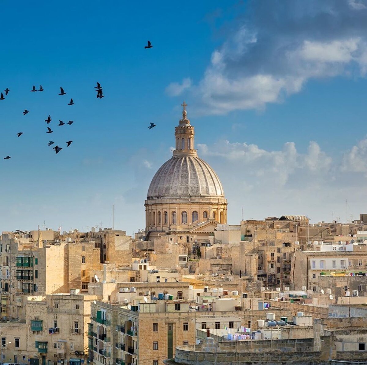 📍Eski Tarihi Başkent: Mdina Malta’da gezilecek yerler listesi için olmazsa olmaz tarihi şehir Mdina. Mdina son zamanların ünlü dizisi Game of Thrones çekimlerine de ev sahipliği yapan şehirlerden biri. Mdina’nın eski sokaklarının hepsini gezmek en fazla birkaç saatini alır ama sokaklarda her köşede fotoğraf çekmek istersen daha fazla vakte ihtiyacın olacak. 