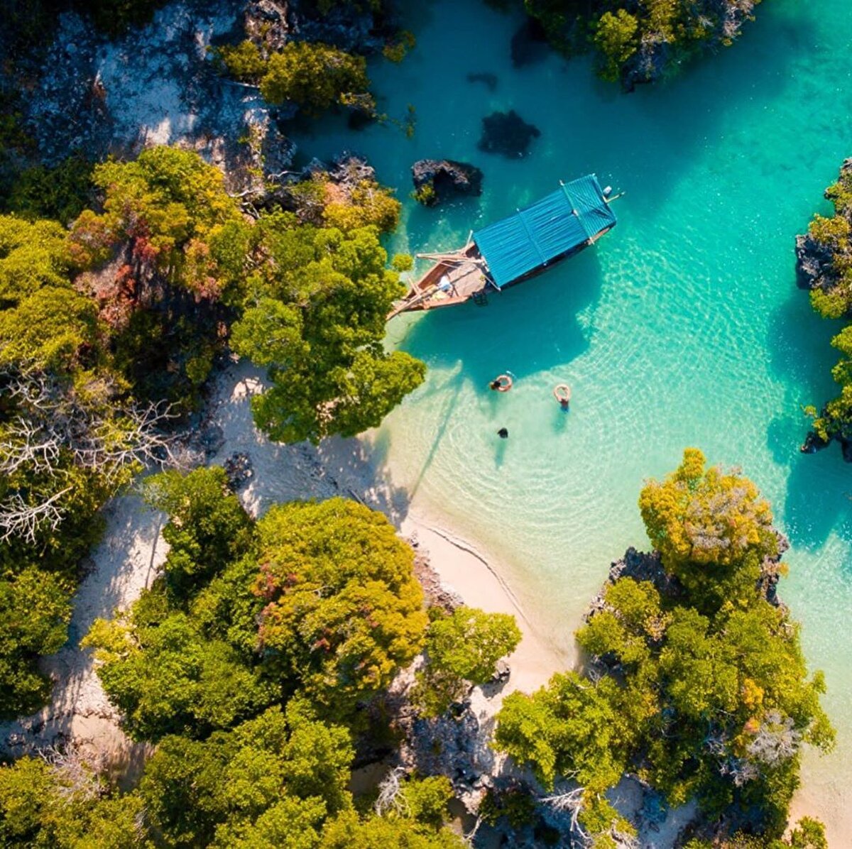 🌊 Deniz günde iki kez, 200-300 metre kadar çekiliyor. Çekildiği zaman sahile yakın duran tekneler karaya oturuyor. Akşam kıyıya vuran dalga sesleri ile yemeğinizi yerken bir bakıyorsunuz ortada deniz diye bir şey yok. Deniz ertesi gün öğlen ancak geliyor ve balıkçılara suya girmeden avlanma imkânı tanıyor.