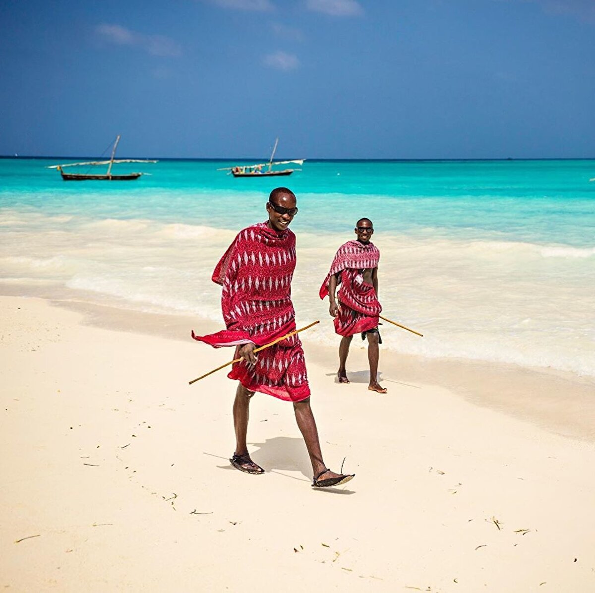 🌿Sabah gün doğarken kumsalda ellerindeki çuvallarla çekilen denizin geride bıraktığı balıkları ve yosunları toplayan yerel halkı görüyorsunuz.