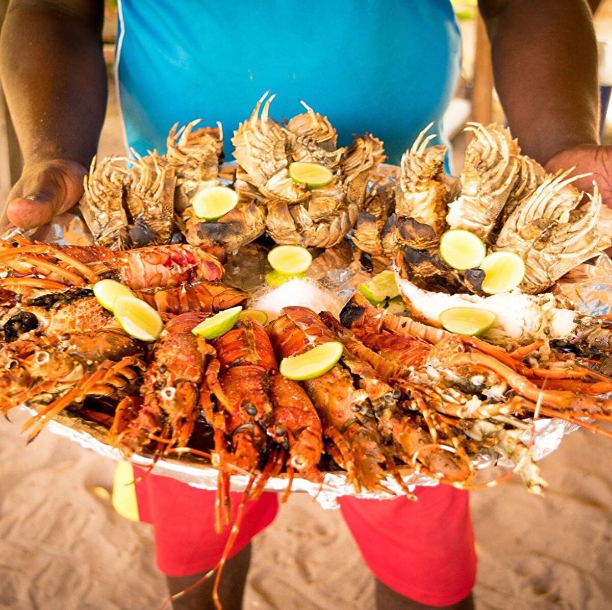 🦀Metrelerce yükseklikteki okyanusun çekildiği kumsalda yürümek, bulduğunuz deniz canlılarının resimlerini çekmek inanılmaz bir duygu. Dünyanın pek çok ülkesine gittiği için artık her yerden keyif almayanlar için Tanzanya şaşırtıcı, eksantrik, sürprizi bol, benzersiz bir deneyim sunuyor.⠀⠀