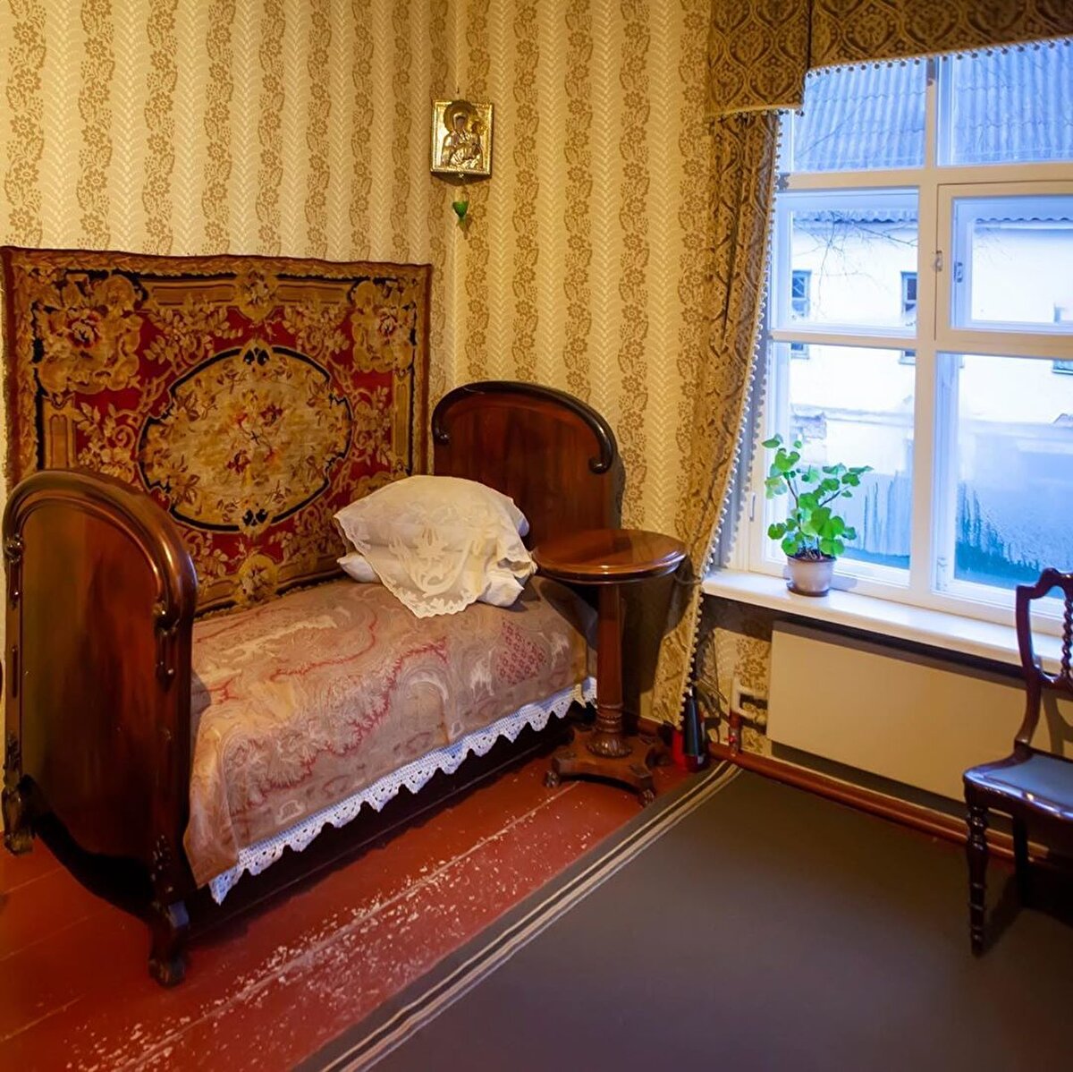 Giriş holünde, yazarın eşi Anna tarafından yapılan ve bir vakitler Dostoyevski’nin kitaplarının ülkenin her yerine dağıldığı kitap deposunu görüyoruz ilkin.