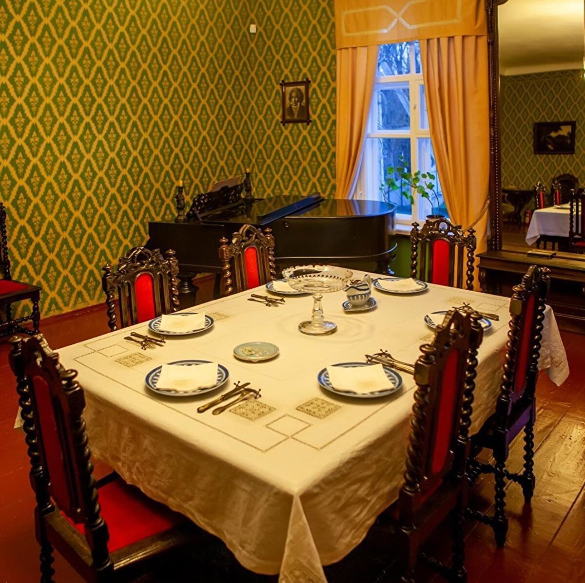 🏡 Yazarın cümlelerinden yola çıkarak gittiğimiz St. Petersburg sokaklarında, heyecanla onun evinin kapısını çalıyoruz. A’dan Z’ye bir Dostoyevski bulma hevesiyle yaşadığı evin kapısından giriyoruz. Yazar, 1878’de günümüzde kendi adını taşıyan caddede bulunan bu eve taşınmış ve ölümüne dek burada yaşamış. Öldüğünde ailesi evden taşınmış ve ne yazık ki burası unutulmuş. Yıllar sonra, eserlerini yazdığı, yaşadığı bu ev müzeye dönüştürülerek ziyarete açılmış.