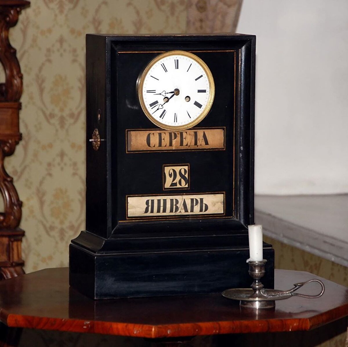 ☀️Dostoyevski’nin evinde tüm odalar bir diğerine açılıyor. Anna’nın odasından sonra yemek odasını görüyoruz hemen. Bütün ailenin akşam yemeğinde buluştuğu, en mutlu gülüşlerin, en tatlı sohbetlerin yaşandığı oda. Yemek odasının ardındaki oda ise Dostoyevski’nin sabahlara kadar eserlerini yazdığı o sessiz mekan, çalışma odası. Burada romanlarının yanı sıra, kendisine gelen mektupları da cevaplamış.