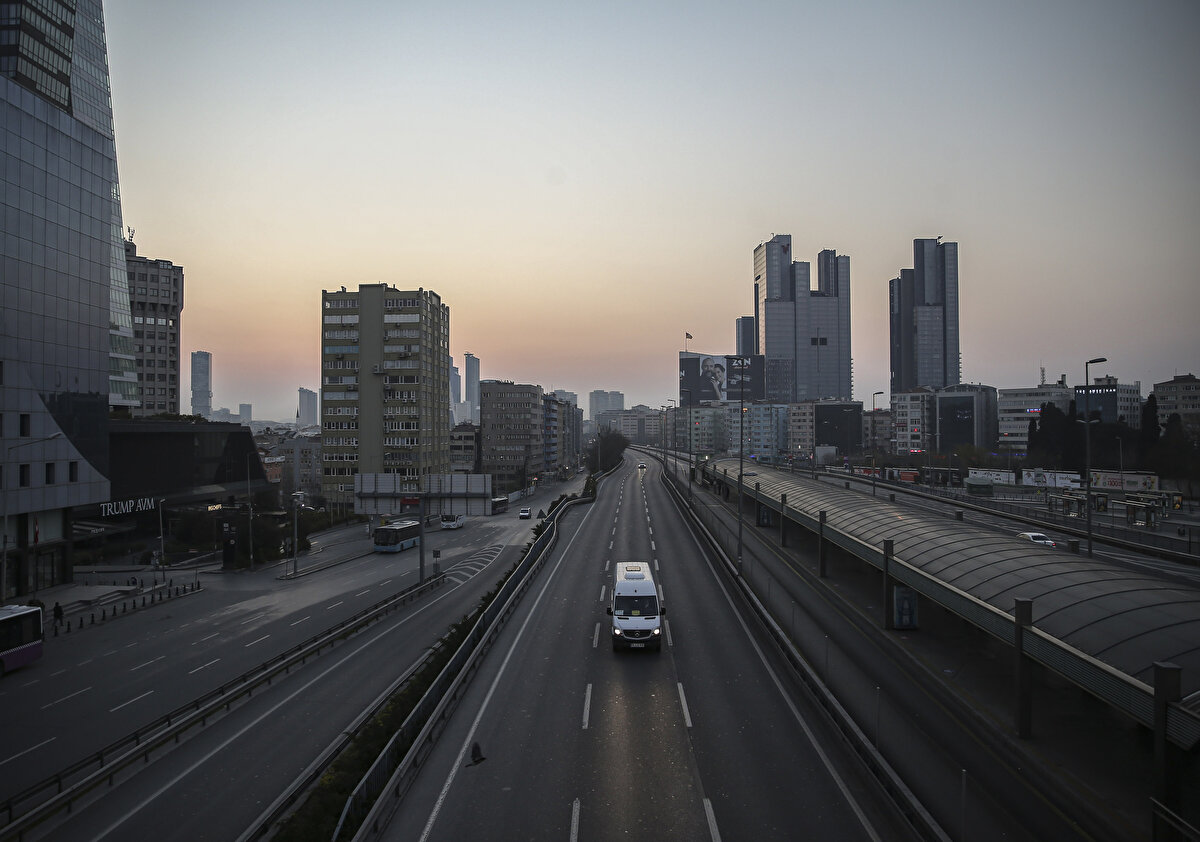 Bunun üzerine büyükşehirlerde vatandaşlar, saat 24.00’e kadar ihtiyaçlarını karşılamıştı.