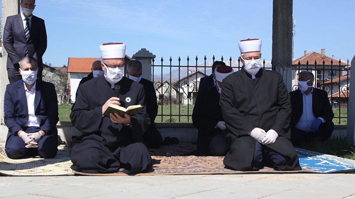 Ahmiçi köyünde, Hırvat Savunma Konseyi (HVO) birliklerince katledilen 116 Boşnak sivil için düzenlenen törene Kovid-19 salgını kapsamında alınan tedbirler çerçevesinde katılım düşük tutuldu.