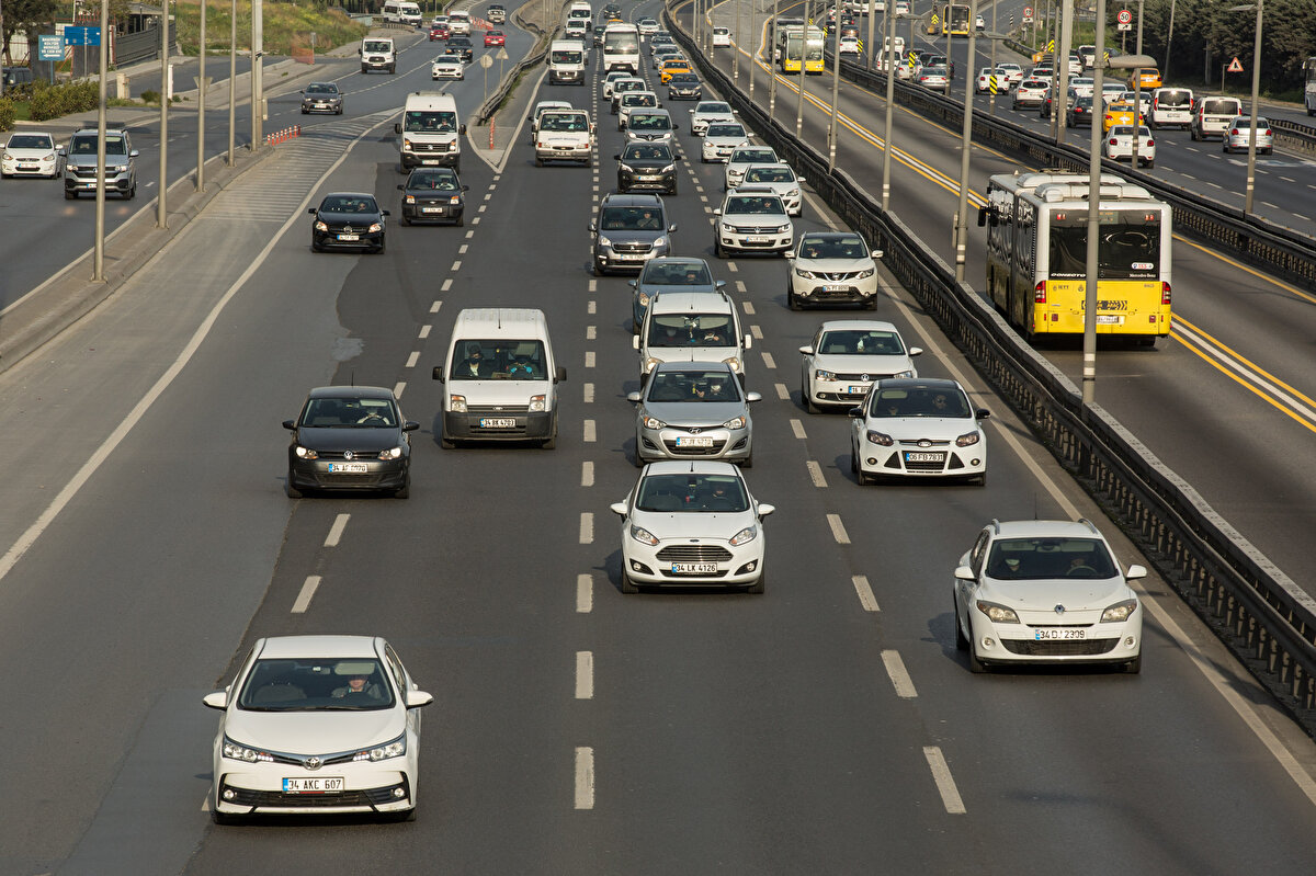 Hafta sonu iki günlük sokağa çıkma kısıtlamasının bitmesiyle ülke genelinde çalışanların mesaileri başladı.