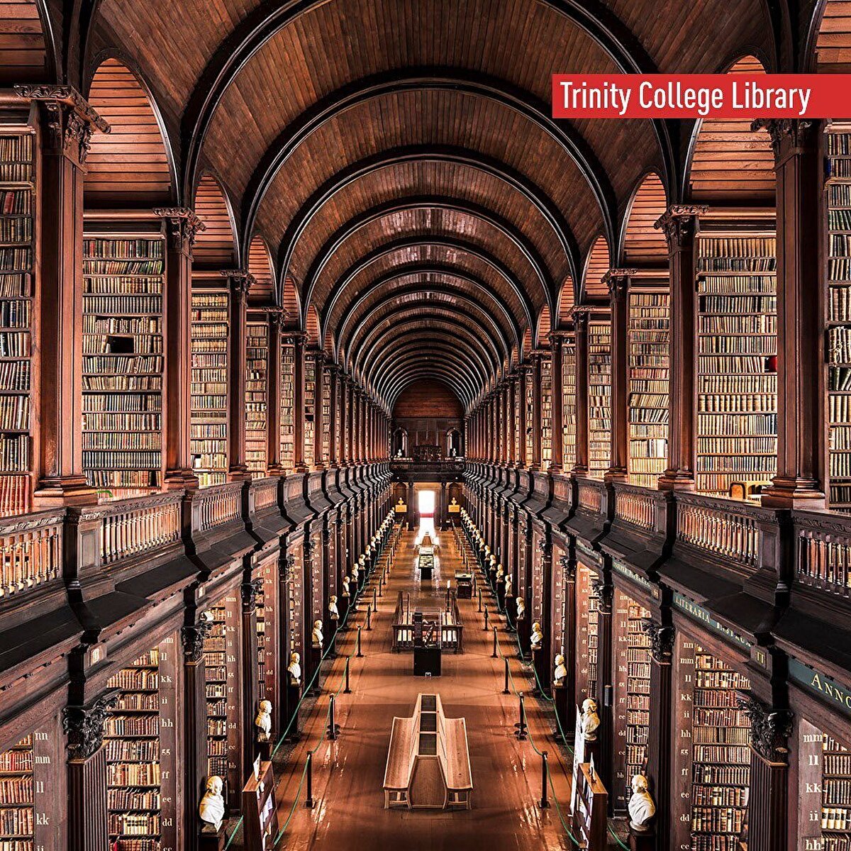 🇮🇪 Trinity College Library: İrlanda'nın en büyük kütüphanesi olan Trinity College Library aynı zamanda Dublin Üniversitesi’nin kütüphanesi. İrlanda'da basılan bütün yayınların bir kopyasının gönderildiği bu kütüphanede çoğunluğu el yazması ve nadir eserlerden oluşan 300 bin kitaplık bir koleksiyonu var.⠀