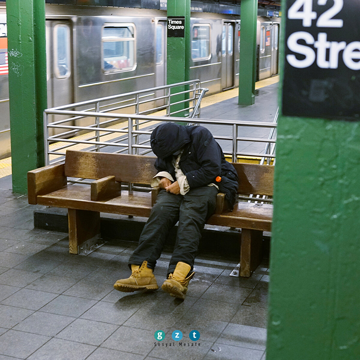 Sosyal mesafeyi korumak isteyenler, boşalan metrolarda uyudu