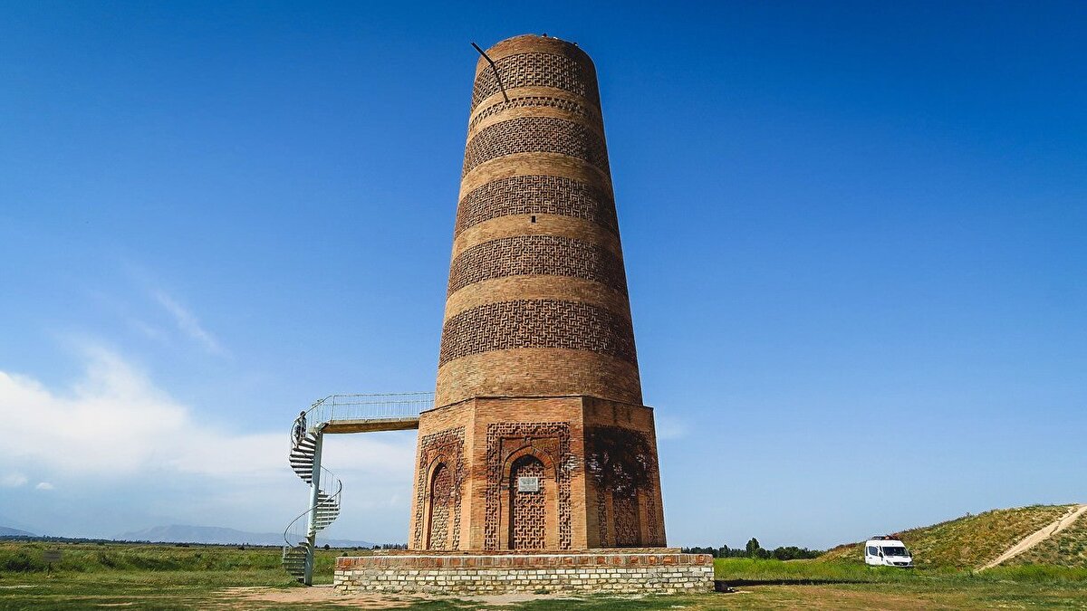 Burana Minaresi (Kırgızistan, Tokmok, 9. yüzyıl) Kırgızistan'ın Tokmok şehri yakınlarındaki Karahanlı'ların başşehri olan Balasagun'daki kule, İpek yolu üzerindedir. Karahanlılar döneminde hem minare hem de gözetleme kulesi işlevlerini görmüştür. 9. yüzyıl sonlarında inşa edildiğinde yüksekliği 45 metre olan kule, 15. yüzyıldaki depremde 25 metreye düşmüştür.
