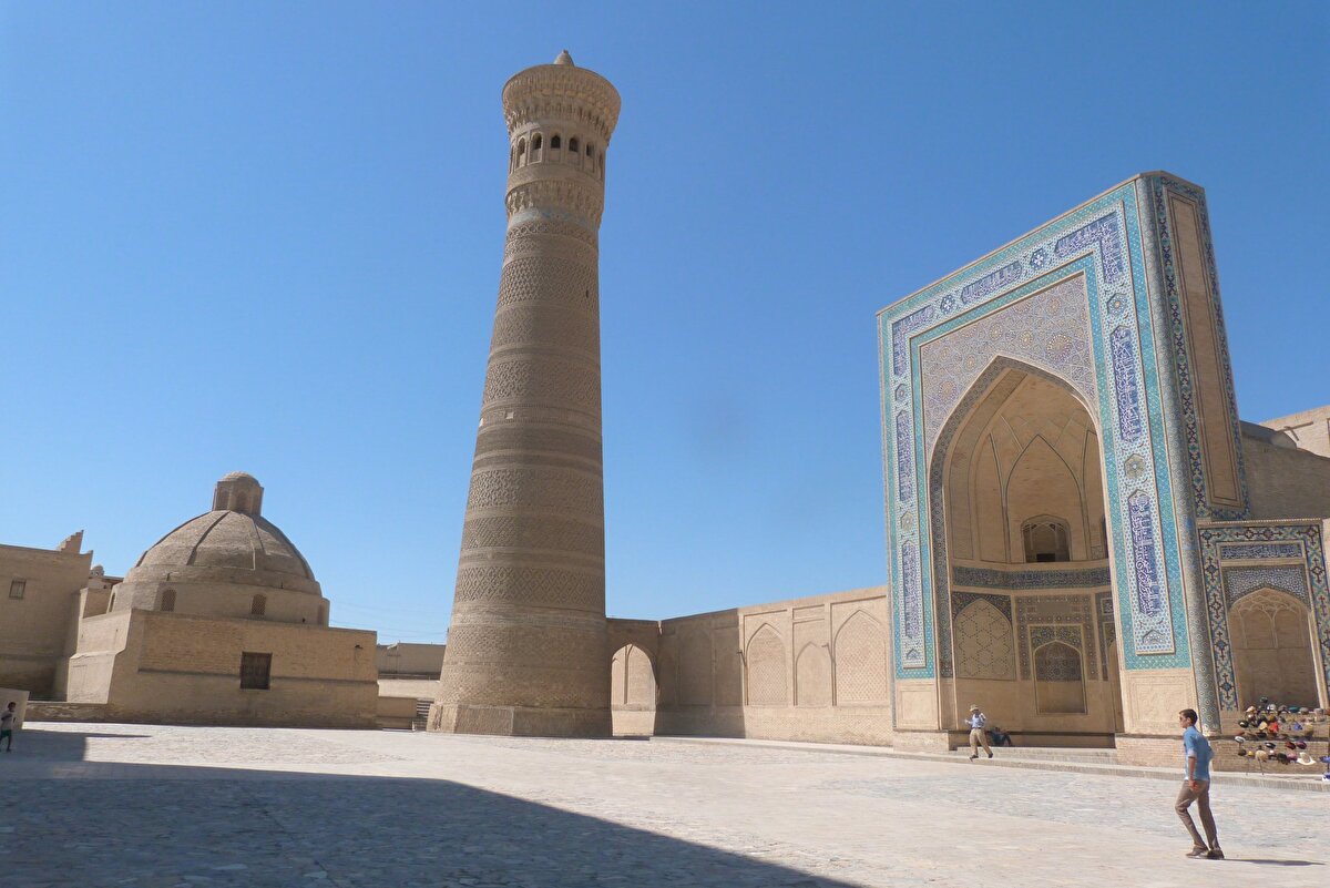 Kalyan Minaresi (Özbekistan, Buhara, 1127 yılı) Kalyan Minaresi 1127 yılında Arslanhan tarafından yaptırılmıştır ve yaklaşık 900 yıldır onarılmamıştır. Yüksekliği 46,5 metredir. Minare, bütün Orta Asya’da Moğol istilâsı öncesinden kalabilen birkaç yapıdan biri olması dolayısıyla önemlidir.