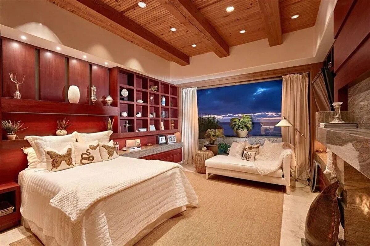 Mülkte aynı zamanda 10 kişilik bir jakuzi, ev sineması, cam havuz ve tenis kortu da bulunuyor. ABD’li milyarder T. Boone Pickens'in eski eşi Madeleine Pickens tarafından 2019 yılında 48 milyon dolara satışa sunulan evin Mart sonunda Bill Gates tarafından 43 milyon dolara alındığı tahmin ediliyor.