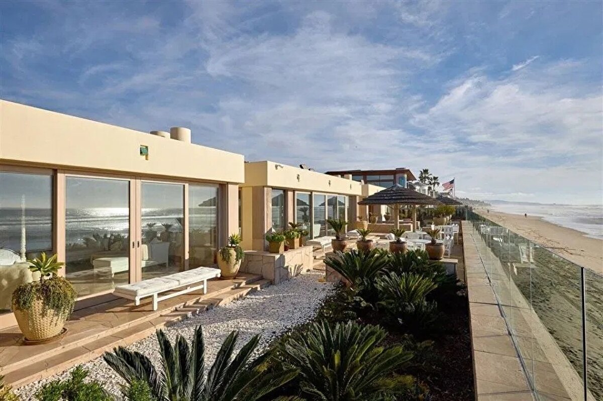 Öte yandan, ABD Başkanı Donald Trump'ın eski danışmanı Roger Stone, dünyayı etkisi altına alan koronavirüs salgınını Bill Gates'in yaratmış olabileceğini öne sürmüştü.