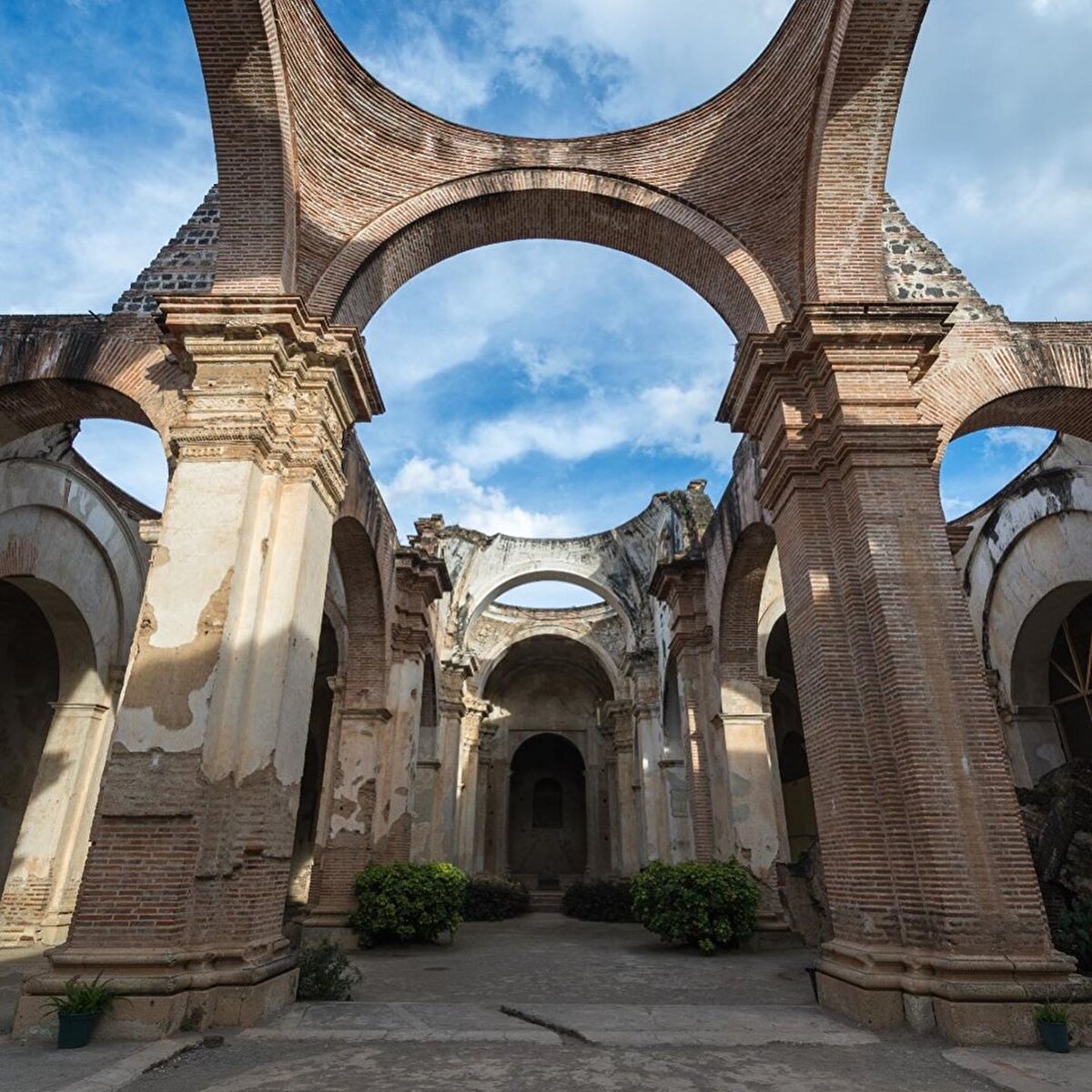 🌋Şehir, 16. yüzyılın başlarında kurulduktan sonra bir dizi yıkıcı volkanik patlamalar, depremler ve sellerin ardından kraliyet yetkilileri tarafından terk edilir.