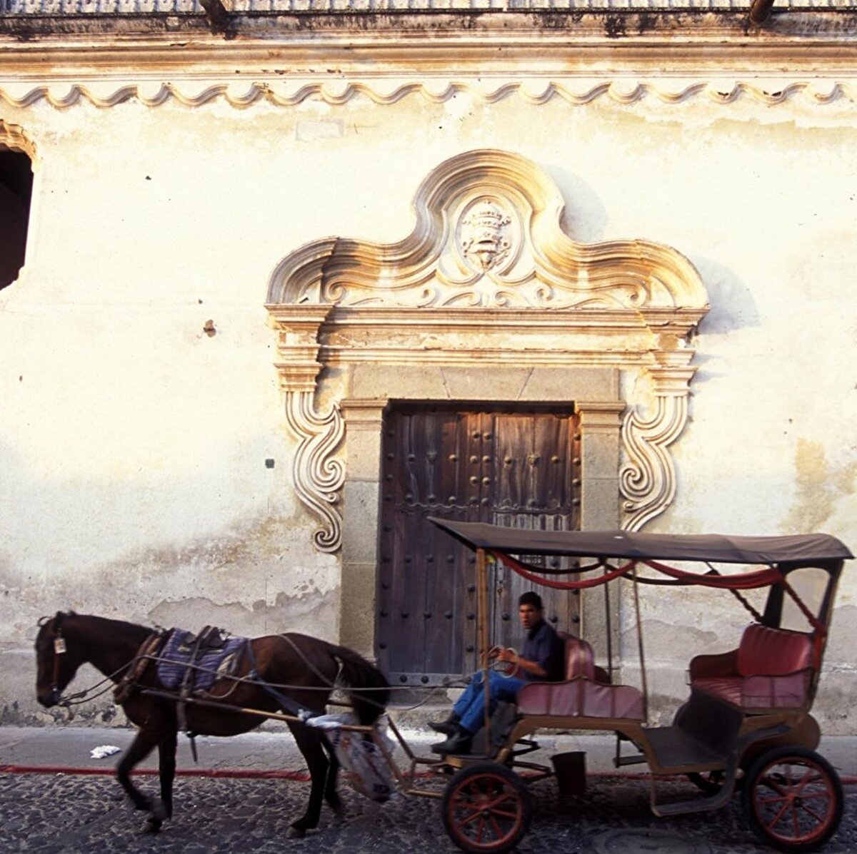 📌Şimdilerde ise şehrin Arnavut kaldırımlı ızgara stilinde kurgulanmış sokakları, güneyde Volcan de Agua, batıda ise Volcan de Fuego ve Acatenango’nun ikiz zirvelerinin manzarasına sahip. Restoranlar, çağdaş sanat galerileri ve tasarım stüdyolarının arasından yemyeşil bir park olan Parque Central’e çıkıyor sokaklar.
