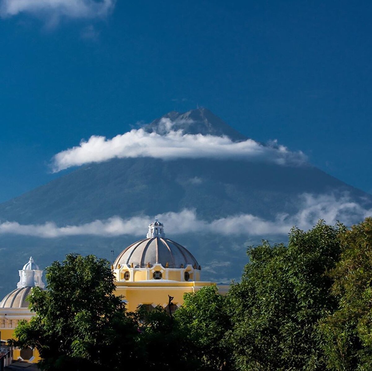☕ 1773’e kadar neredeyse 300 yıl boyunca Guatemala’nın başkentliğini yapar. 1800’lerin ortalarında tarım uzmanları Antigua’nın zengin volkanik topraklarını fark edince şehir, bir kahve ve tahıl üretim merkezi olarak yeniden büyür. 1979 yılında da Unesco, Antigua’yı “Dünya Mirası Sit Alanı” listesine dahil ederek mimari ve kültürel mirasının korunmasını sağlar.⠀