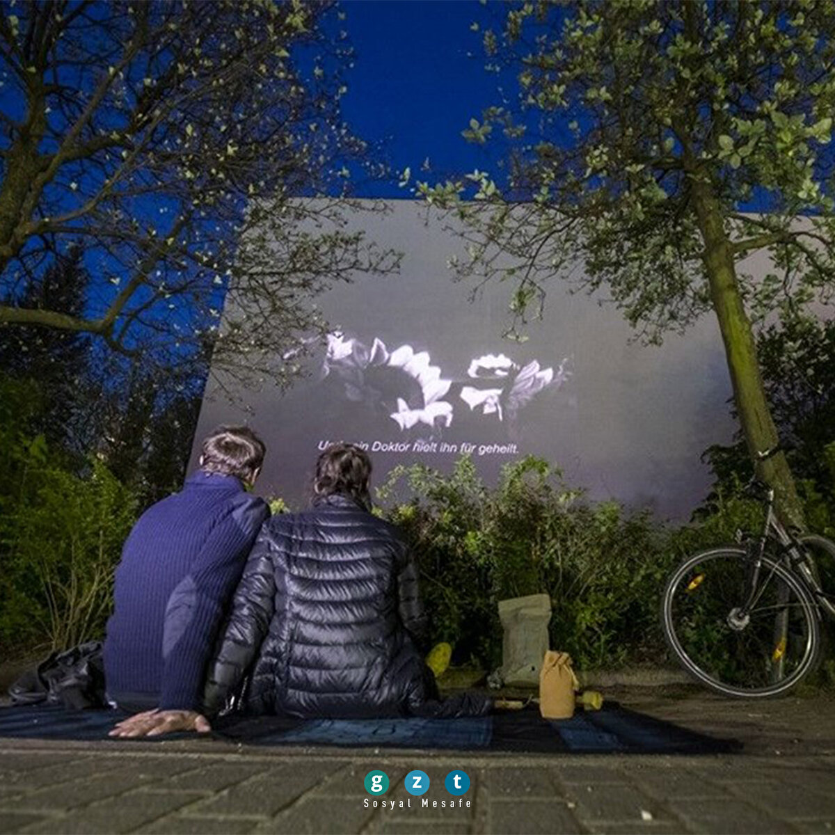 Berlin sakinleri evlerinin balkonundan komşularıyla sinema keyfi yaşıyor.