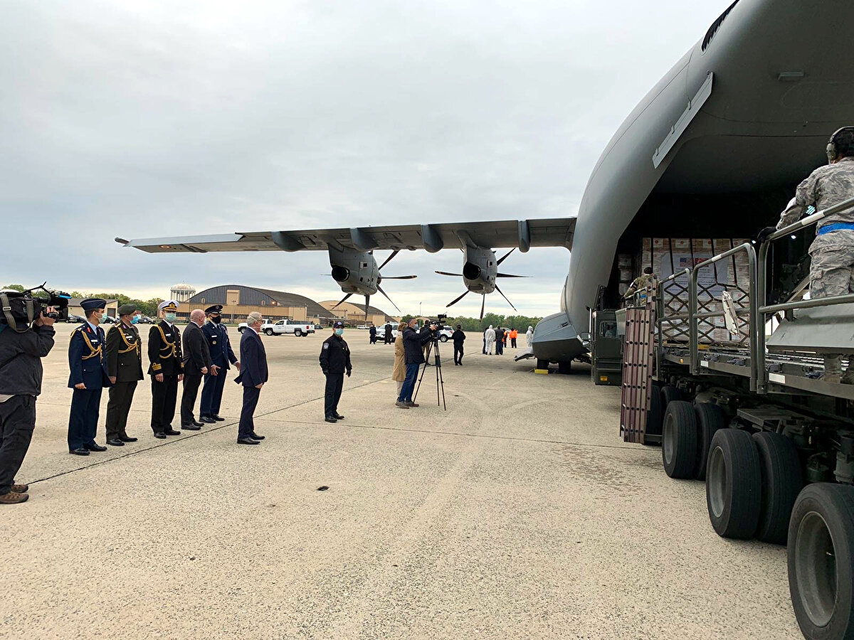 Üsse indirilen yardım kolilerinin üzerinde, Cumhurbaşkanlığı forsu, Türk ve Amerikan bayraklarının yanı sıra Mevlana'nın Ümitsizliğin ardında nice ümitler vardır. Karanlığın ardında nice güneşler vardır. sözlerinin Türkçe ve İngilizcesi yer aldı.