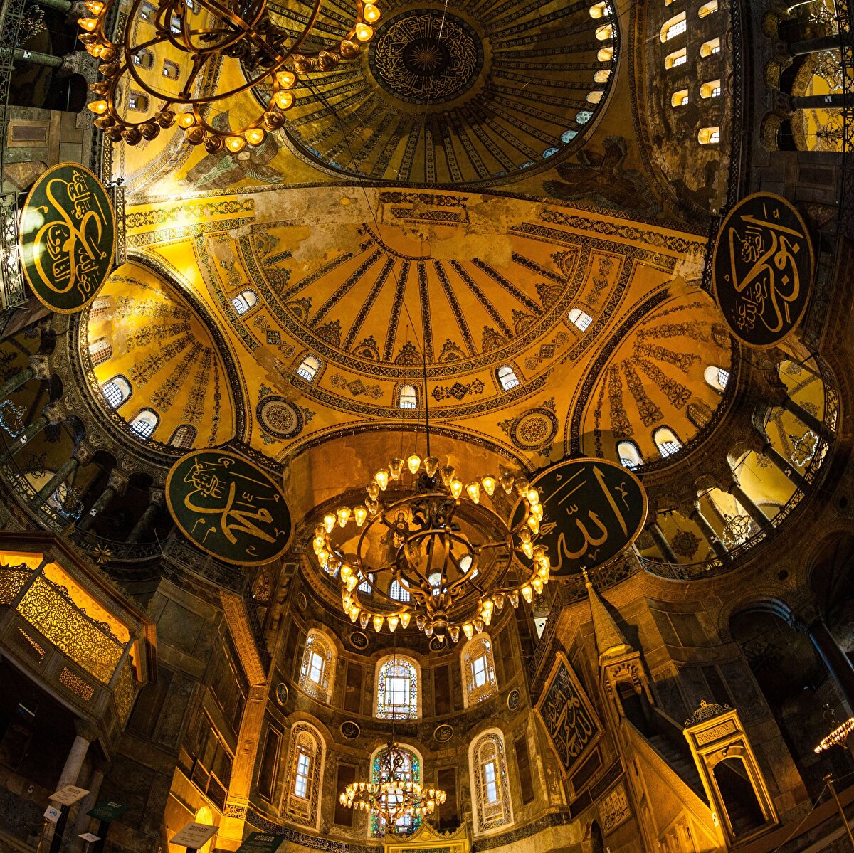 🕯II. Theodosius devrinde, harap olan Ayasofya yeniden ayağa kaldırılmış ve 10 Ekim 415 senesinde tekrardan açılmış. İkinci kez yapılan Ayasofya bu sefer Iustinianos devrinde imparator ve karısı aleyhine 532 senesinin 13-14 Ocak gecesi çıkan Nika ayaklanması sırasında yanmış. Kanlı bir şekilde isyanı bastıran Iustinianos, üçüncü Ayasofya’yı daha büyük ve muhteşem bir şekilde yaptırmak istemiş.