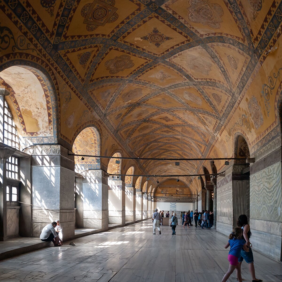 📌Ayasofya’nın işlev açısından “ibadethane” unvanı değişmemiş ve Hıristiyanların yerine Müslümanların ibadet etmesi için cuma gününe kadar yapıya minber ve mahfil eklenmesi istenmiş. Cuma namazı ile birlikte resmi olarak camiye çevrilen Ayasofya 1934 yılında müzeye çevrilene kadar kentin en büyük camisi olarak görevini sürdürmüştür.