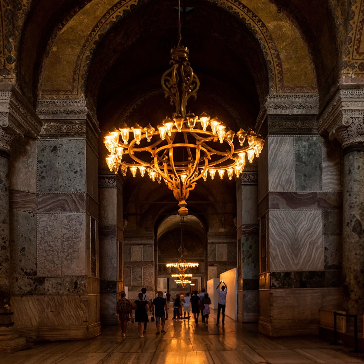 📌Yeni Ayasofya Anadolulu iki mimar Trallesli (Aydın) Anthemios ile Miletoslu (Milet-Balat) İsidoros tarafından 532-537 yılları arasında merkezi kubbeli bazilika planında inşa edilmiş. Kaynaklarda inşaat sırasında toplam 10.000 kişinin çalıştırıldığı anlatılmakta.⠀