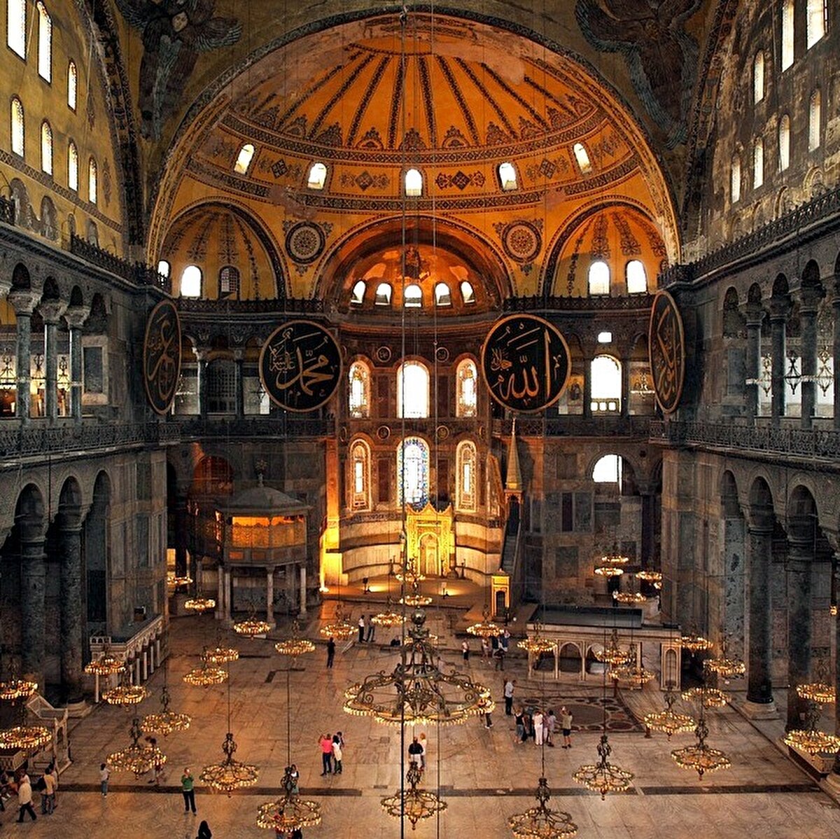 ⠀
📌Yapıldığı dönemde dünya üzerindeki en büyük kiliselerden biri olan Ayasofya fetih dönemine kadar Bizanslılar tarafından neredeyse her yüzyıl onarım görmüş. 1453 senesinin 29 Mayıs Salı günü kent Osmanlıların eline geçince Fetih ile birlikte “Fatih” unvanını alan Sultan II. Mehmed, kentin yeni sahibi olarak fethin ikinci günü Ayasofya’ya devlet erkanı ile birlikte girmiş.