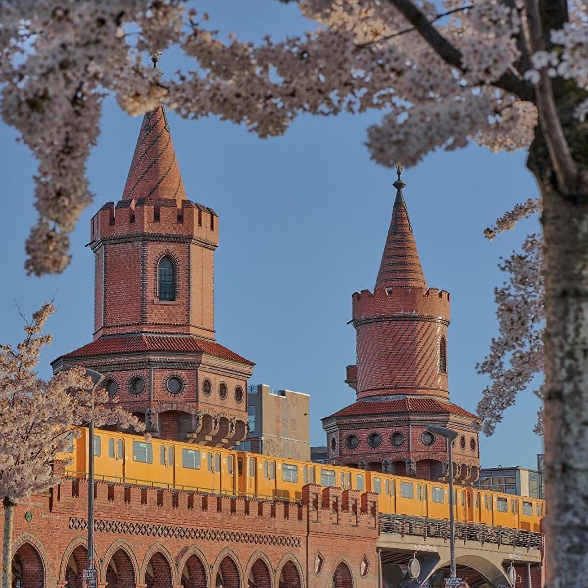 ☀Kreuzberg göçmenler için bir yaşam alanı olsa da, birçok Alman için moloz bırakma ya da hurdalık alanından öte bir şey değildi. Göçmenlerin açtıkları bakkallar, videokaset marketleri, seyahat ofisleriyle birlikte semt hareketlenmeye, yeniden nefes almaya başladı.