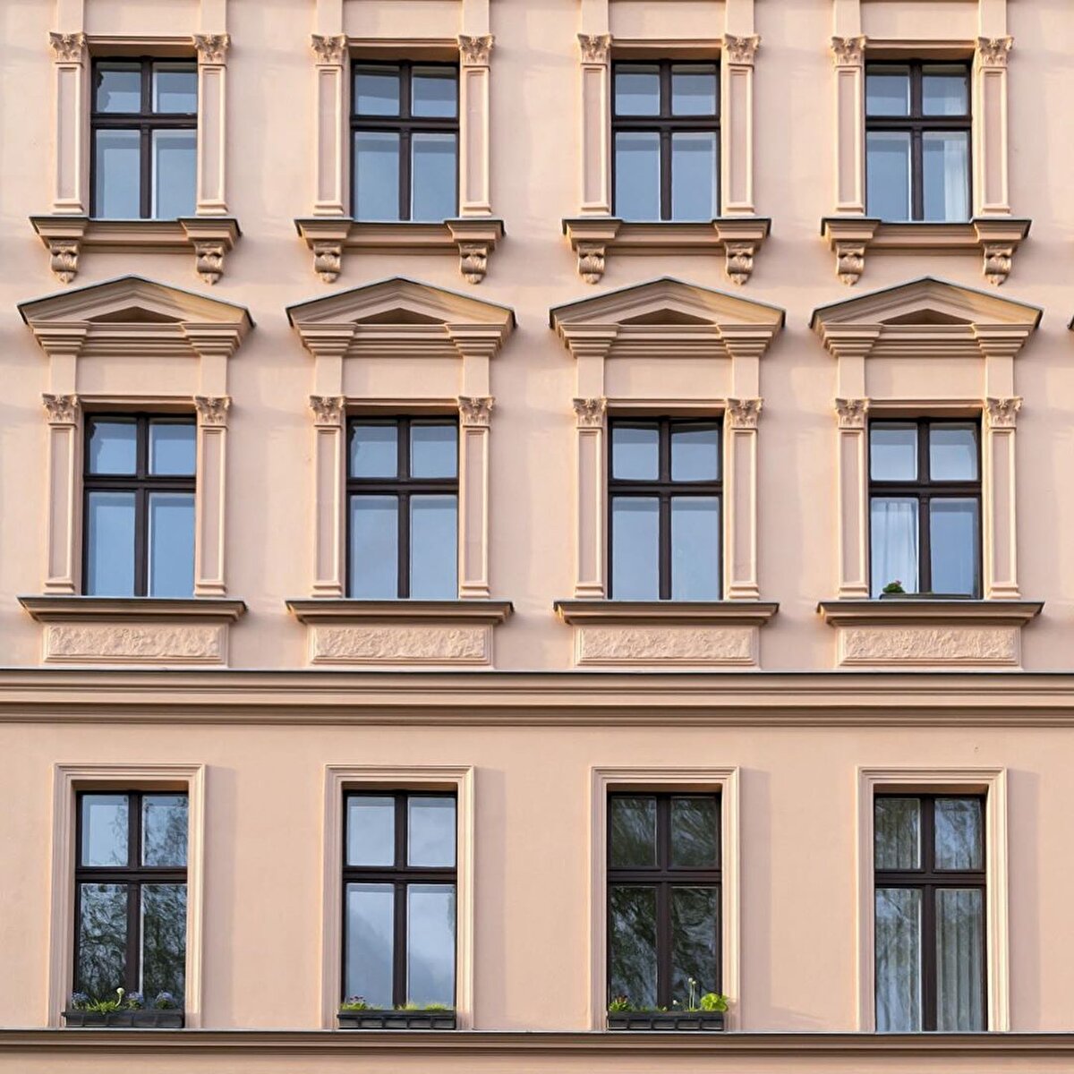 🧳Berlin Duvarı’nın her iki yanında yer alan askeri birlikler, mayınlı arazi, gözetleme kuleleri ve sınırı geçerken hayatını kaybedenlerin hazin hikâyeleri duvara yakın yaşamayı tehlikeli kılıyor, Almanlar duvardan uzak kalmaya gayret ediyordu. Ancak hem bu tehlikeler hem de Kreuzberg’de bulunan evlerin eski ve bakımsız olması göçmenlerin bu bölgede yaşamasına engel olmuyor, ucuz olması dolayısıyla göçmenler buraya yerleşmeyi tercih ediyorlardı.