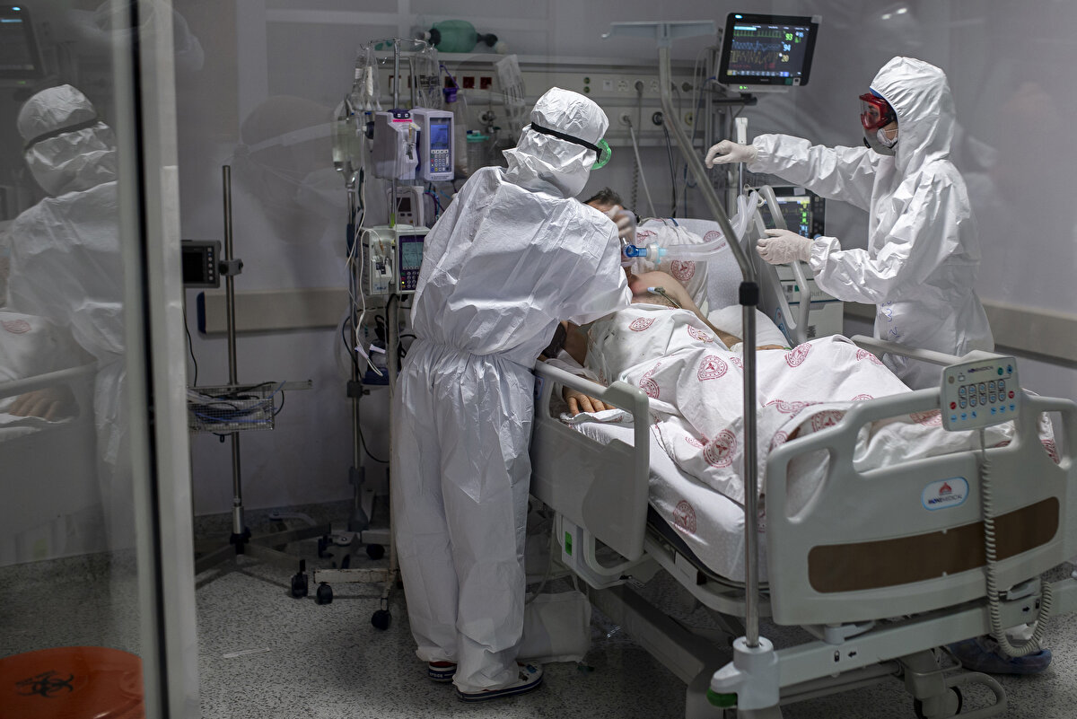 Bu süreçte doktor, hemşire ve hasta bakıcılar, olası bulaş riskine karşı N95, FPP2 ya da FPP3 maske, gözlük, siperlik, eldiven ve koruyucu önlükle tedbirlerini alarak, yakınlarının refakat edemediği hastalara ailelerinin yokluğunu hissetmemeleri ve sağlıklı günlerine dönmeleri arzusuyla canıgönülden hizmet ediyor.